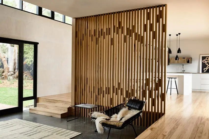 partisi kayu antara dapur dan ruang tamu